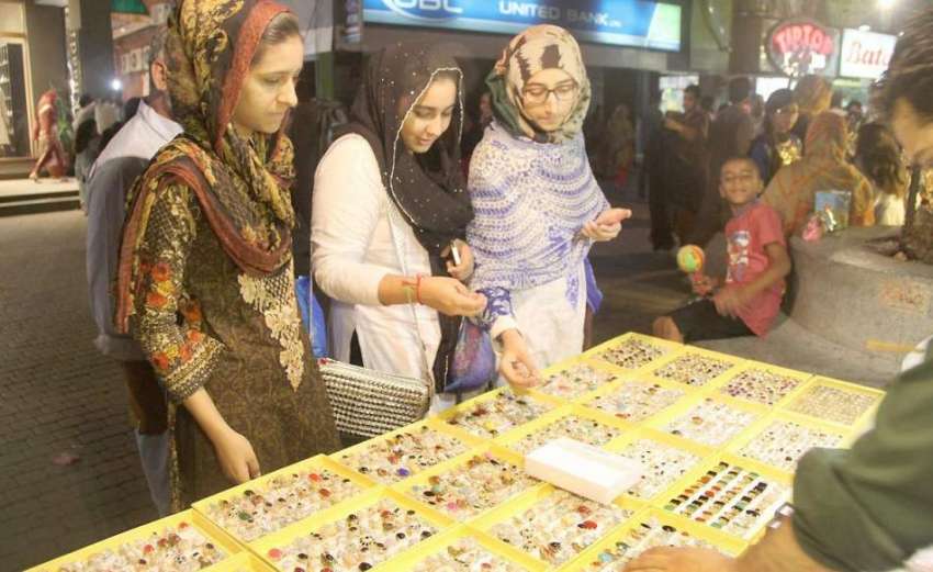 لاہور: خواتین لبرٹی مارکیٹ میں سٹال سے عید کے لیے جیولری ..