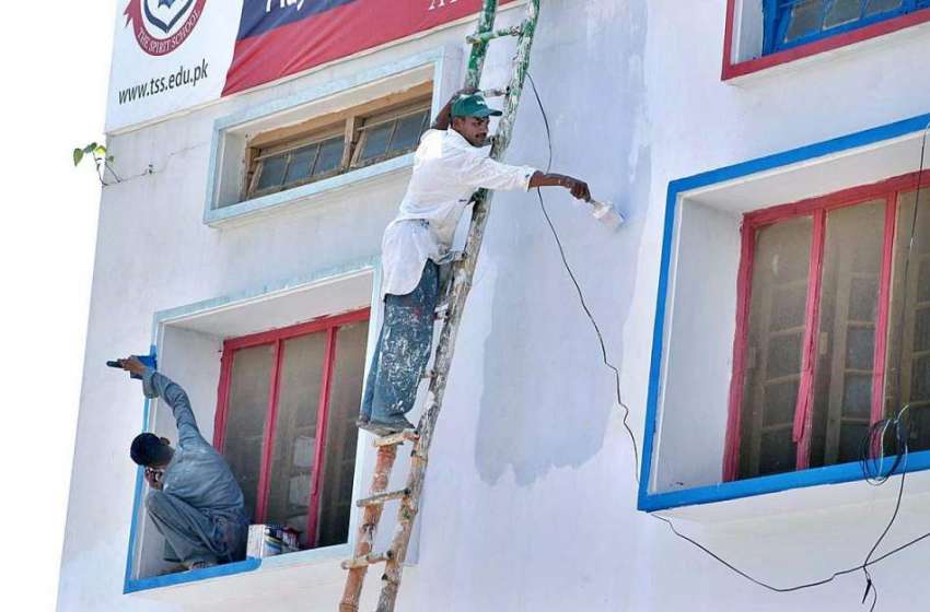 راولپنڈی: مزدور ایک عمارت پر پینٹ کرنے میں مصروف ہیں۔