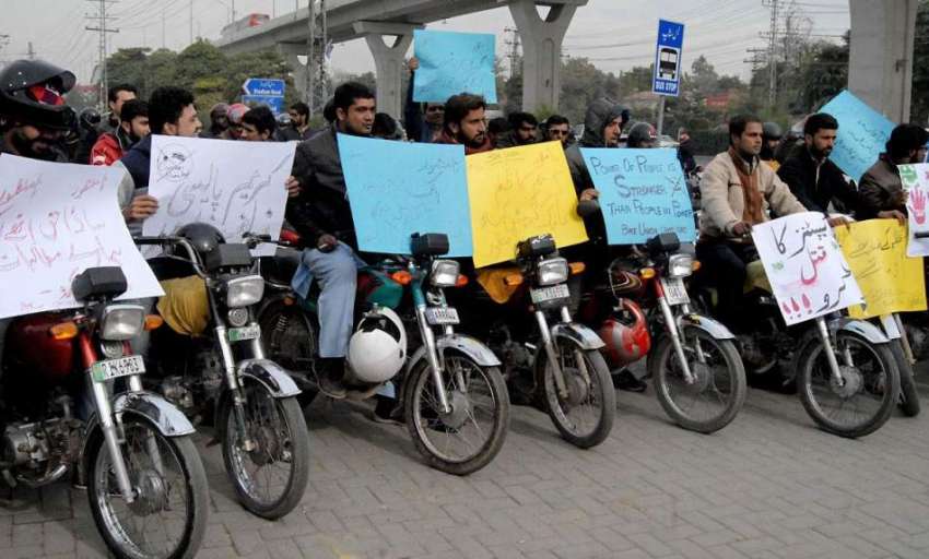 راولپنڈی: آن لائن موٹر سائیکل ٹیکسی سروس کے اہلکار اپنے ..