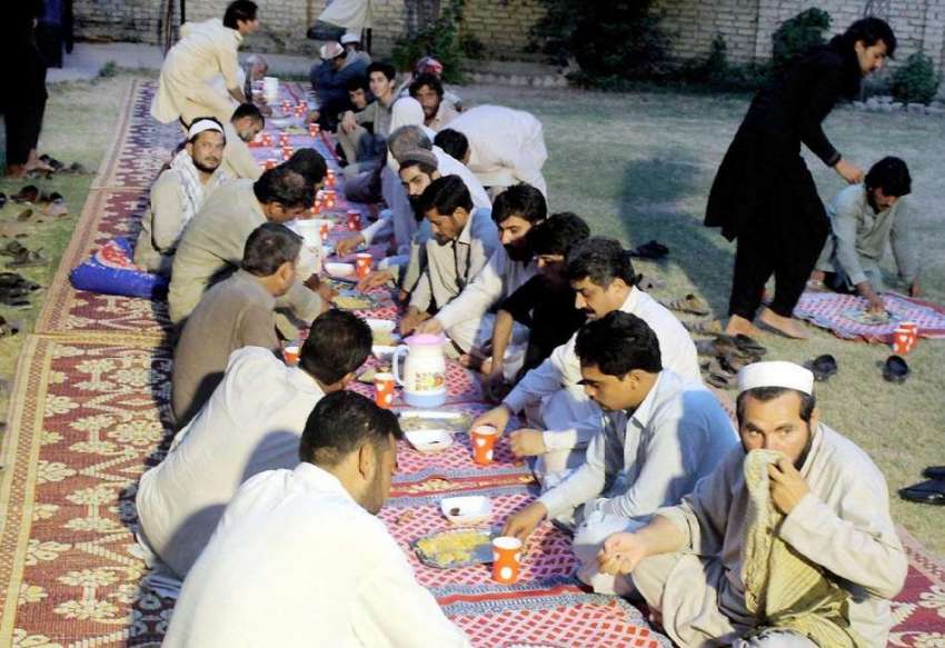 پشاور: وزیر اعلیٰ کے مشیر عارف یوسف اسٹیڈیم چوک میں راہگیروں ..
