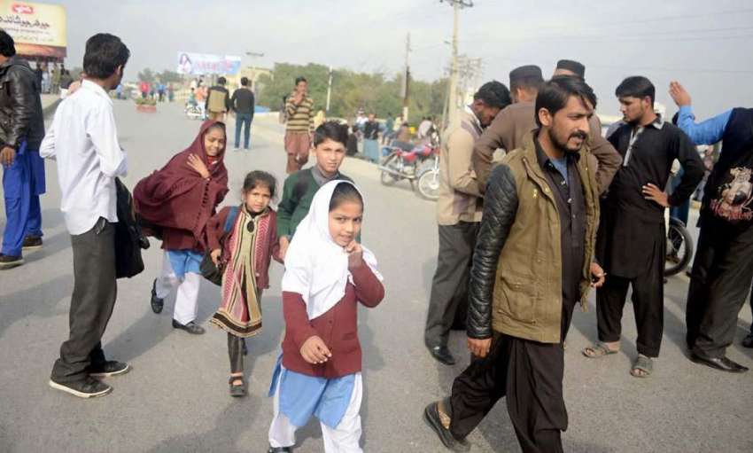 اٹک: مظاہرین کی طرف سے اٹک سے راولپنڈی ، پشاور جانے والے ..