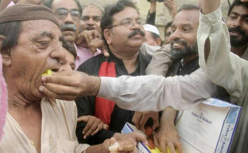 لاہور: تحریک انصاف کے کارکن پانامہ کیس کا فیصلہ حق میں آنے ..