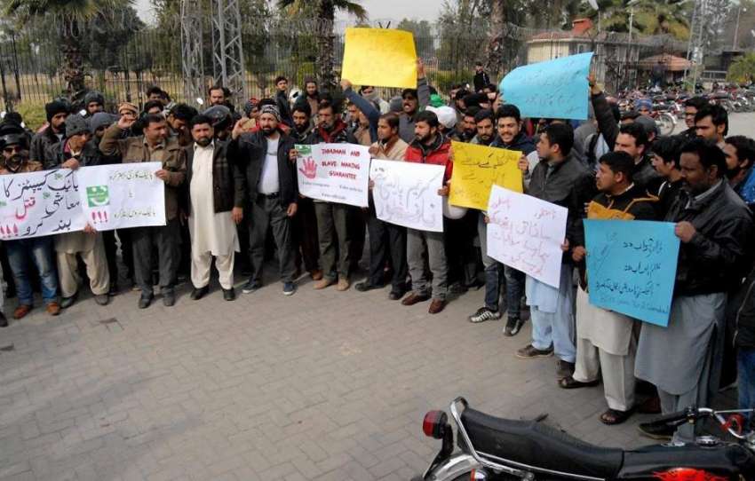 راولپنڈی: آن لائن موٹر سائیکل ٹیکسی سروس کے اہلکار اپنے ..