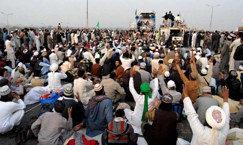 راولپنڈی: فیض آباد میں ختم نبوت لانگ مارچ کے شرکاء خطاب سن ..