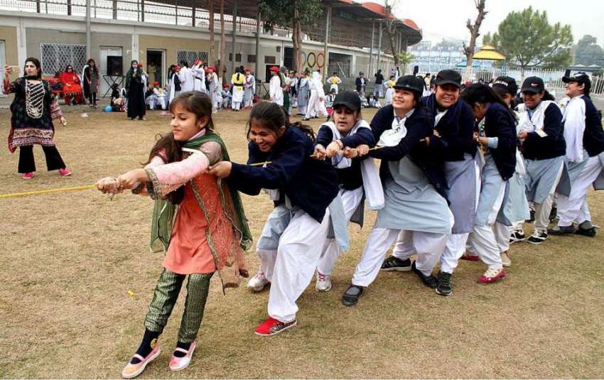 پشاور: ہیپی سکول سسٹم کی طالبات سالانہ سپورٹس ڈے کے موقع ..