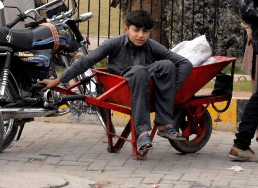 راولپنڈی: ایک خانہ بدوش بچہ اپنی ریڑھی میں بیٹھا آرام کر ..