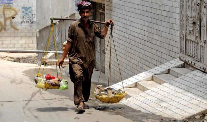 راولپنڈی: ایک محنت کش گلی محلوں میں فروٹ فروخت کر رہا ہے۔