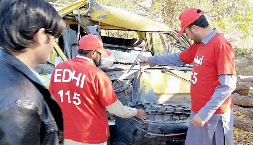 پشاور: ترناب فارم میں حادثے کا شکار ہونیو الی فلینگ کوچ۔