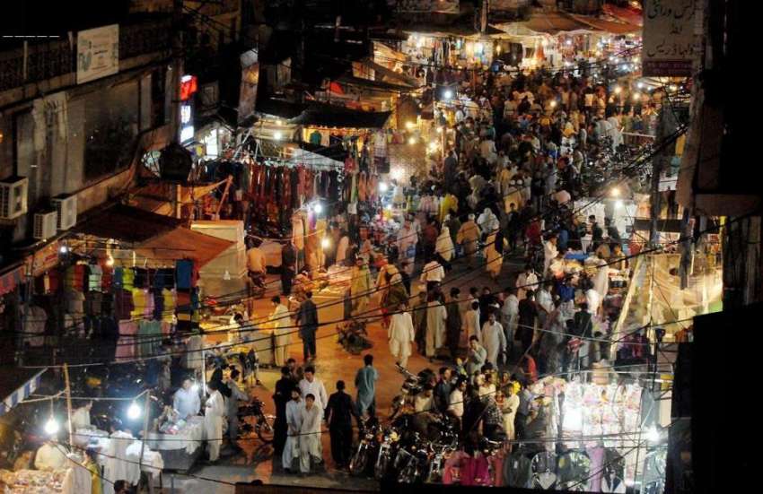 راولپنڈی: ٹرنک بازار میں خریداروں کے رش کا منظر۔