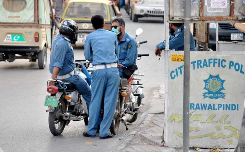 راولپنڈی: راجہ بازار میں دوران ڈیوٹی ٹریفک پولیس اہلکار ..