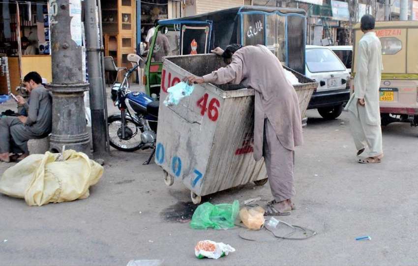 راولپنڈی: یو سی46میں منشیات کا ایک عادی شخص کوڑے دان سے کار ..