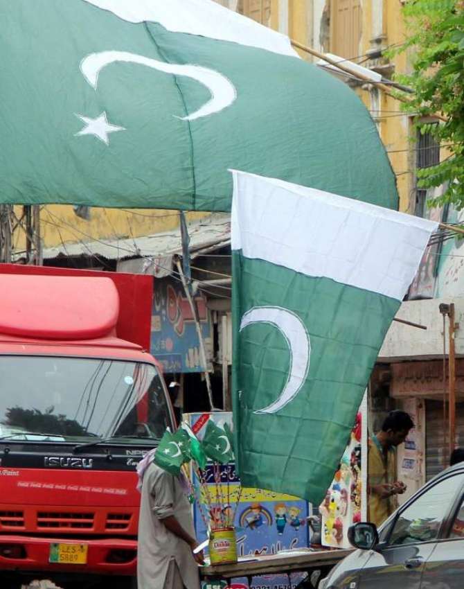 لاہور: ٹیمپل روڈ پرایک شخص نے جشن آزادی کی مناسبت سے اشیاء ..
