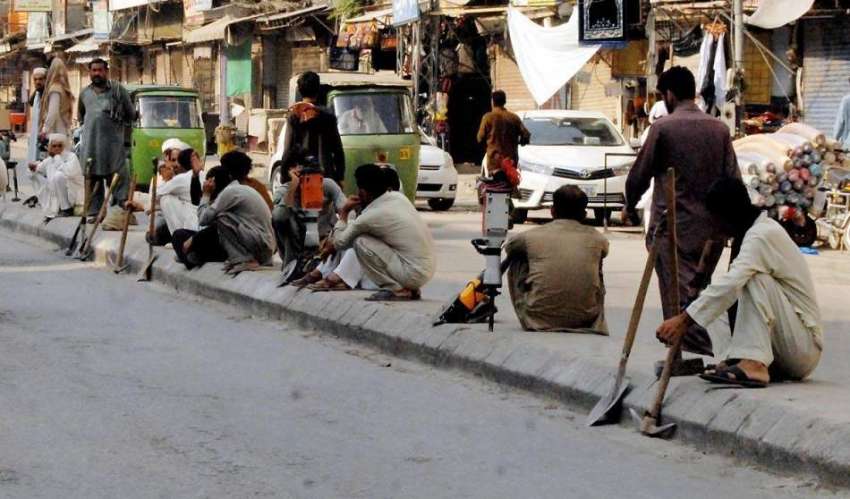 راولپنڈی: راجہ بازار روڈ کے درمیان مزدور روزگار کے انتظار ..