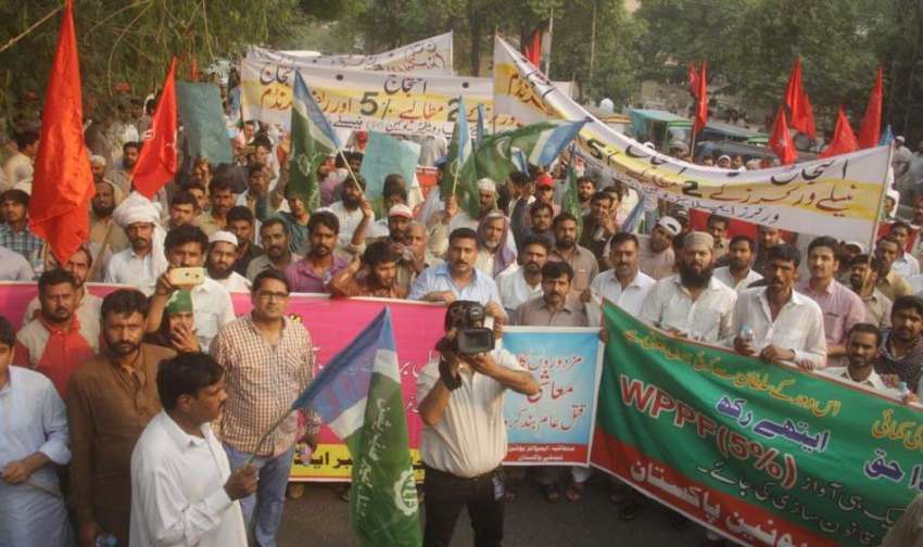 لاہور: مختلف تنظیموں کے مزدور اپنے مطالبات کے حق میں احتجاجی ..