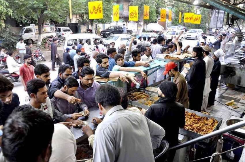 اسلام آباد: شہری افطاری کے لیے سموسے اور پکوڑے وغیرہ خریدنے ..