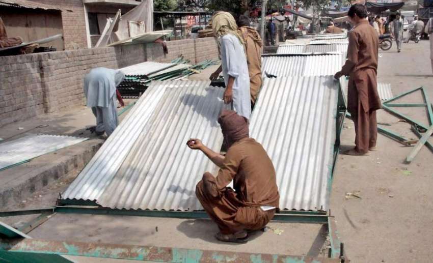لاہور: سنگھ پورہ سبزی منڈی میں رمضان بازار میں چھت ڈالنے ..