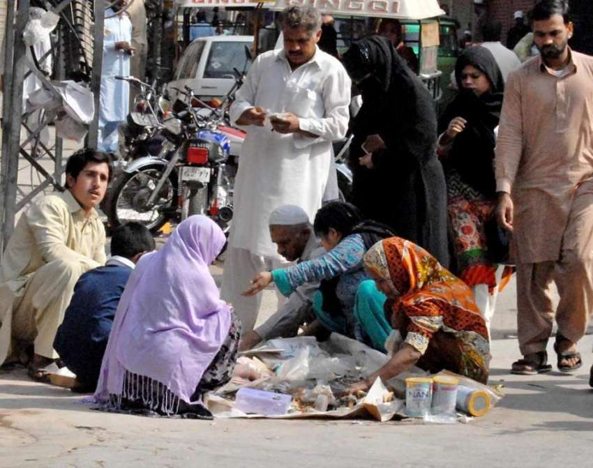 راولپنڈی: خواتین ہفتہ وار جمعہ بازار سے گرم کپڑوں کی خریداری ..