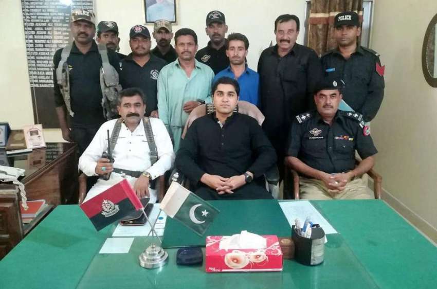 کندھکوٹ: کندھکوٹ میں اے ایس پی حمزہ عبداللہ گرفتار اشہاریوں ..