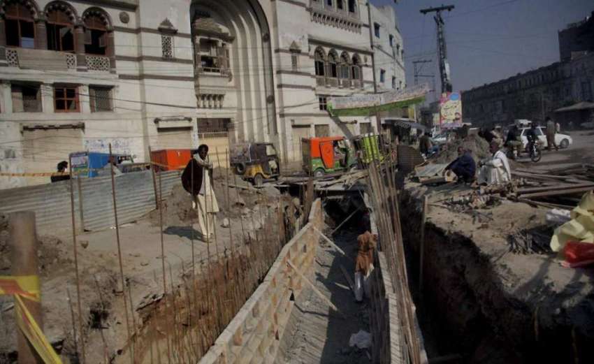 لاہور: مزدور لکشمی چوک میں سیوریج کے منصوبے پر کام میں مصروف ..