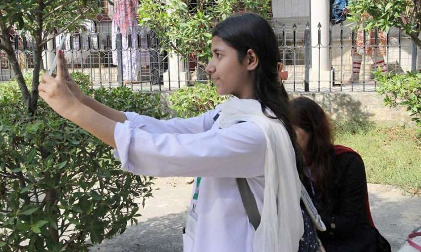 لاہور: مقامی کالج میں ایک طالبہ سیلفی لے رہی ہے۔