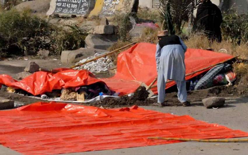 راولپنڈی: فیض آباد تحریک لبیک کے دھرنے میں شریک ایک شخص خیمہ ..