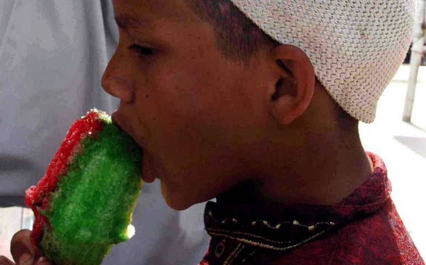 راولپنڈی: ایک بچہ گرمی کی شدت کم کرنے کے لیے برف کا گولا کھا ..