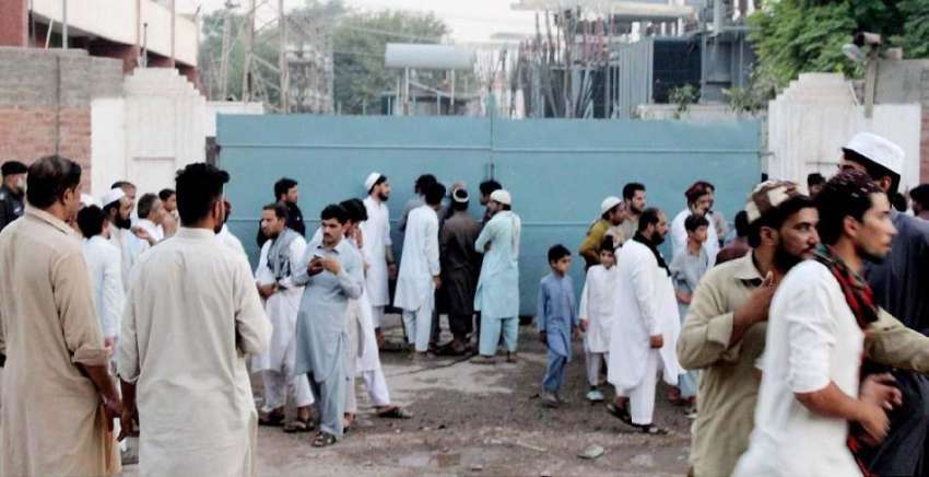 پشاور: عوام لوڈ شیڈنگ کے خلاف کوہاٹ روڈ پر گرڈ اسٹیشن کے ..