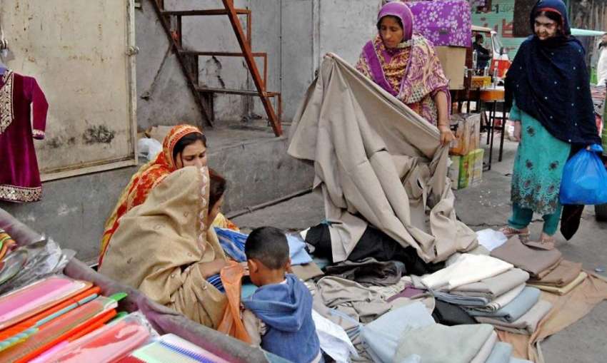 راولپنڈی: اردو بازار چوک میں ایک خاتون گھر کی کفالت کے لیے ..