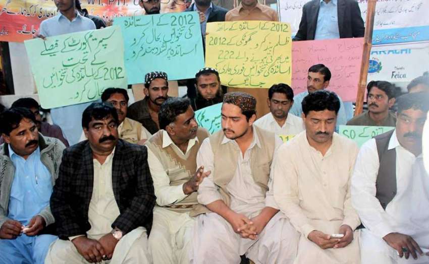کراچی: کراچی پریس کلب کے سامنے2012ء میں ریگولر ٹیچرز سے جسقم ..