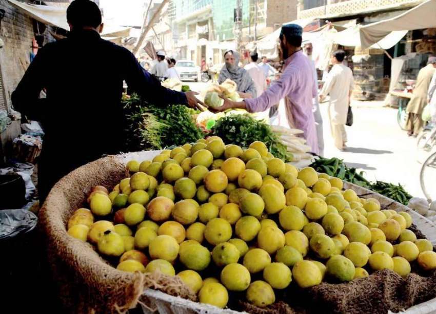 کوئٹہ: سبزی مارکیٹ میں ایک دکاندار نے خریداروں کو متوجہ ..