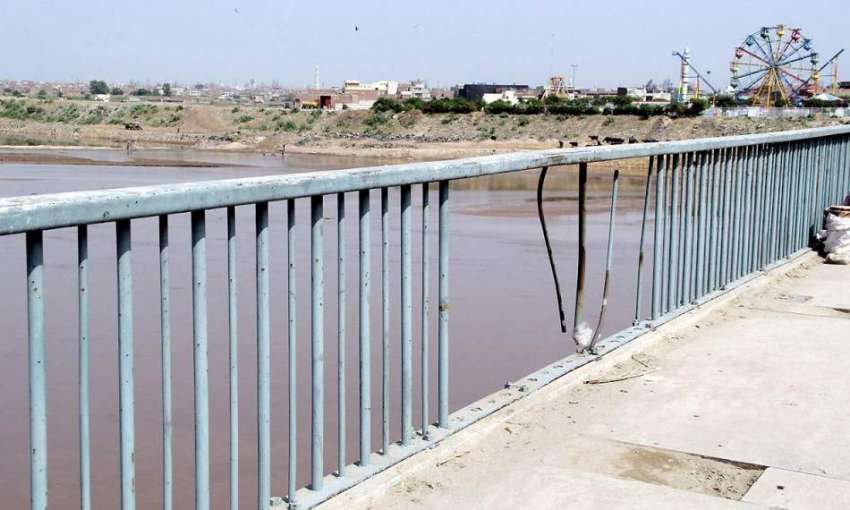 لاہور: دریائے راوی کے اوپر بنائے گئے پل کا حفاظتی جنگلہ ٹوٹا ..