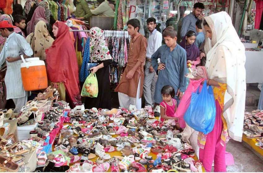 فیصل آباد: عید کی تیاریوں میں مصروف شہری خریداری کر رہے ہیں۔
