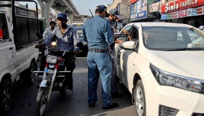 راولپنڈی: ٹریفک قوانین کی خلاف ورزی پر ٹریفک وارڈن ایک شہری ..