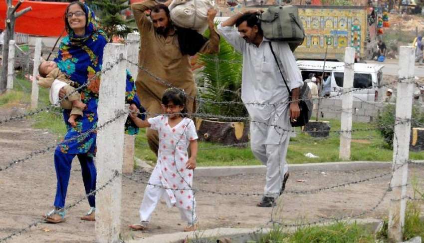 راولپنڈی: عید اپنے پیاروں کے ساتھ منانے کے لیے منڈی موڑ سٹینڈ ..