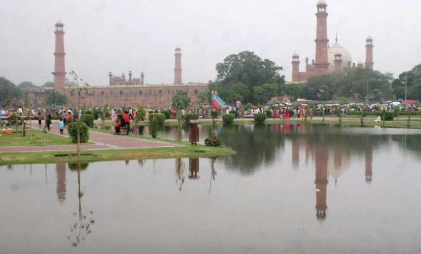 لاہور: شہر میں ہونیوالی بار ش کے بعد گریٹر اقبال پارک میں ..