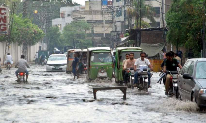 لاہور: شہر میں ہونیوالی بارش کے بعد ایک شاہراہ پر جمع پانی ..