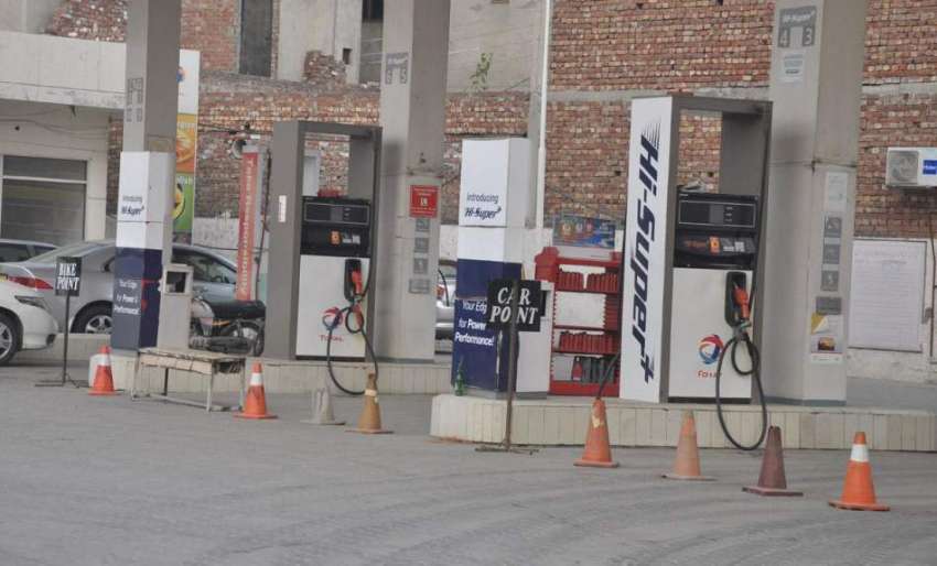 لاہور: شہر میں پٹرول کی قلت کے باعث ایک پیٹرول پمپ بند پڑا ..