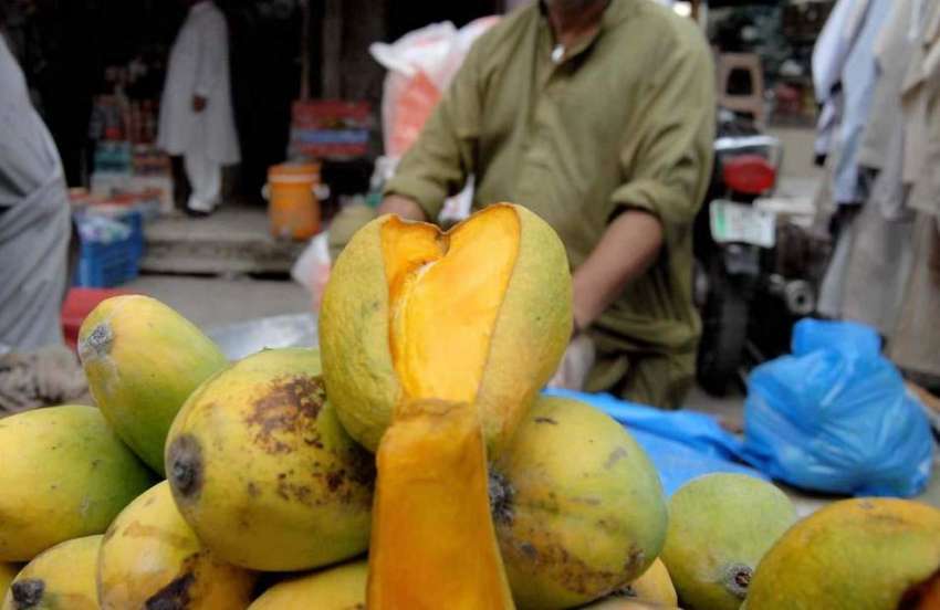 راولپنڈی: پھل فروش نے خریداروں کو متوجہ کرنے کے لیے آم سجائے ..