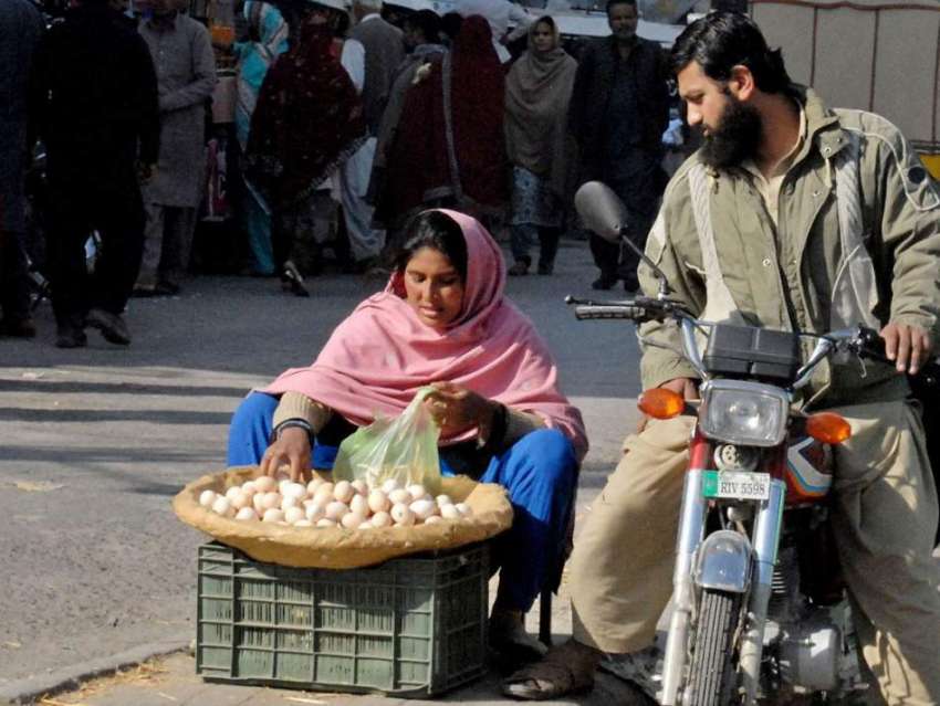 راولپنڈی: ایک محنت کش خاتون فٹ پاتھ پر بیٹھی انڈے فروخت کر ..