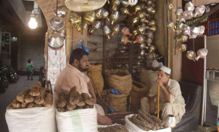 لاہور: دکاندار حقے اور تمباکو فروخت کرنے کے لیے گاہکو کا ..