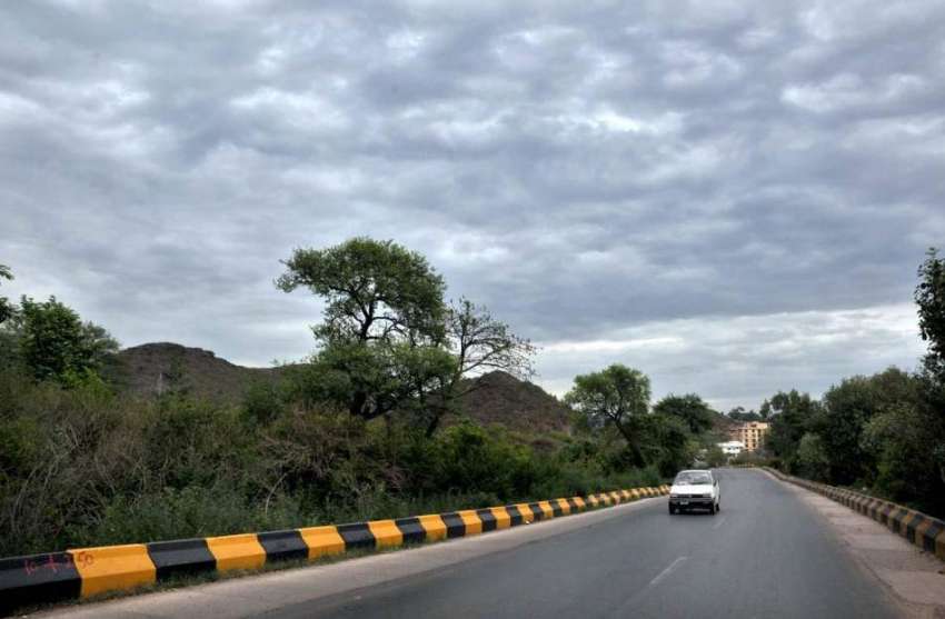 اسلام آباد: وفاقی دارالحکومت میں دن کے وقت چھائے بادلوں ..
