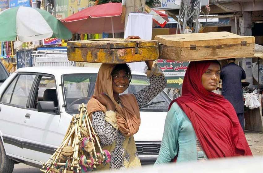 اسلام آباد: وفاقی دارالحکومت میں خانہ بدوش خواتین بچوں کھلونے ..