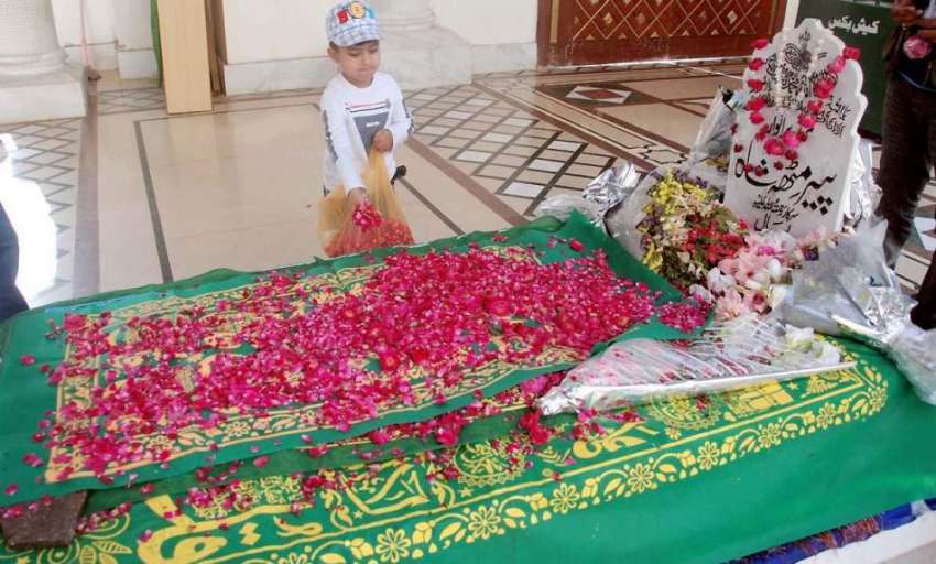 اسلام آباد: بری امام پیر مٹھہ شاہ کی قبر پر ایک بچہ پھول پھینک ..