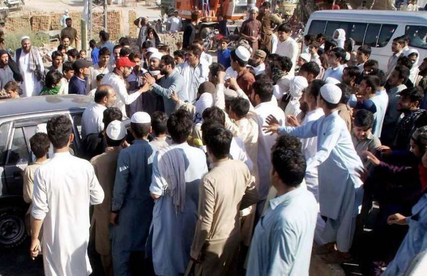 راولپنڈی: آئی جی پی روڈ پر علاقہ مکینوں کے کچرا جلائے جانے ..