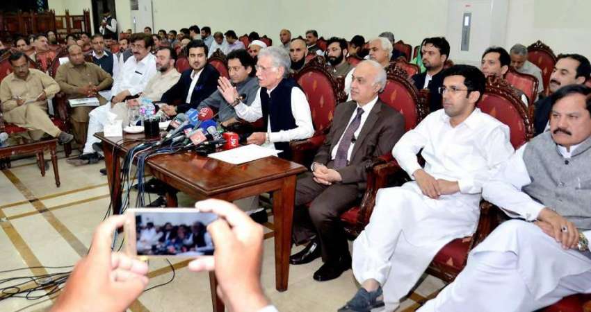پشاور: وزیر اعلیٰ خیبر پختونخوا پرویز خٹک پریس کانفرنس سے ..