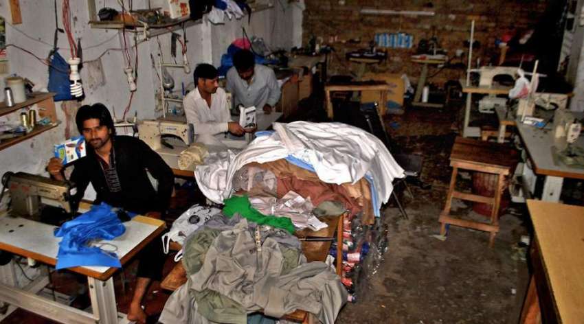 راولپنڈی: غیر علانیہ لوڈ شیڈنگ کے باعث ایک کارخانے میں درزی ..