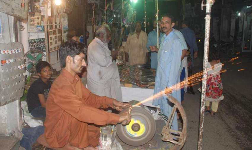 لاہور: ایک کاریگر عیدالاضحی پر جانوروں کی قربانی کے لیے ..