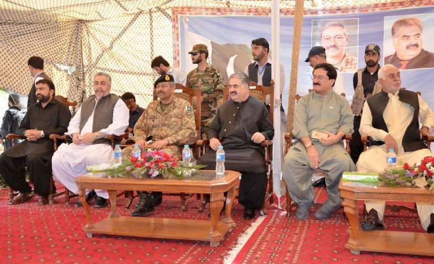 کوئٹہ: وزیر اعلیٰ بلوچستان نواب ثناء الہہ زہری اور کمانڈر ..