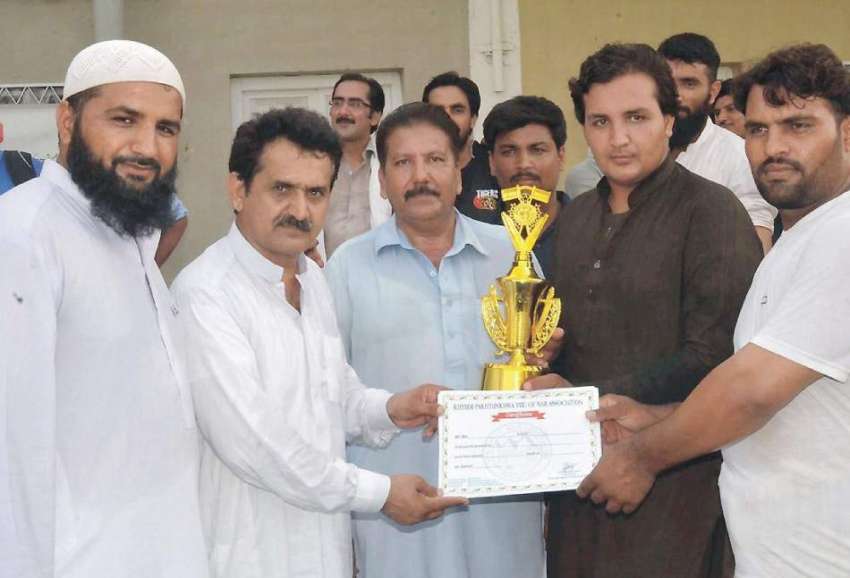 پشاور: جشن آزادی رسہ کشی مقابلوں کے فاتحہ ٹیم کو مہمان خصوصی ..
