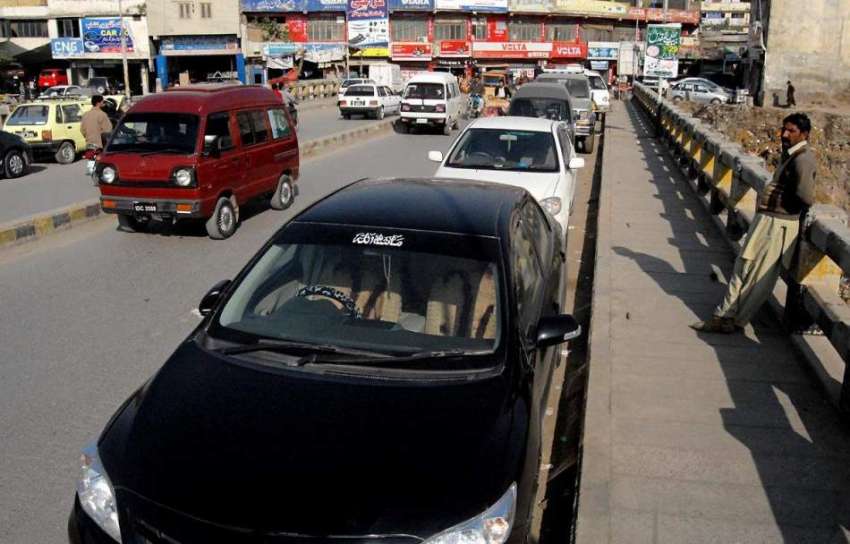 راولپنڈی:گوالمنڈی پل پر کھڑی گاڑیاں ٹریفک کی روانی میں مشکلات ..